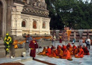Buddhist_pilgrims_at_Mahabodhi_temple
